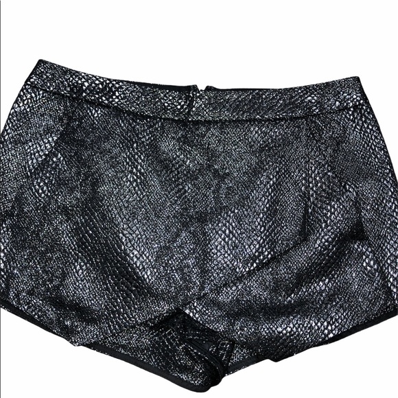 EXPRESS size 4 black snakeskin print shorts - Picture 5 of 10